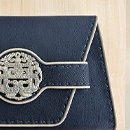 Rindsleder mit Steinemblem
